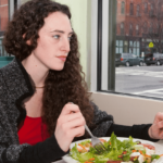 7 Kebiasaan Makan yang Membedakan Orang yang Dibesarkan di Kelas Menengah ke Bawah dengan Orang yang Dibesarkan di Kelas Atas