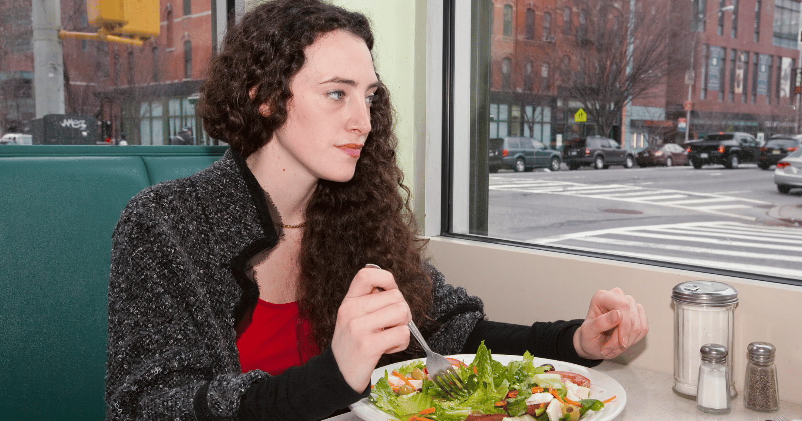 7 Kebiasaan Makan yang Membedakan Orang yang Dibesarkan di Kelas Menengah ke Bawah dengan Orang yang Dibesarkan di Kelas Atas