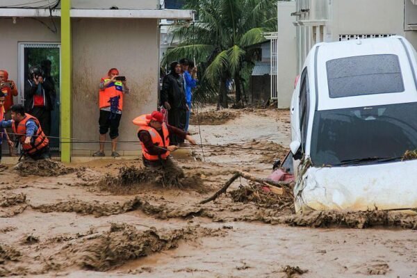 Cuaca ekstrem di Asia: Sembilan puluh orang tewas dalam banjir di Indonesia sementara topan mengungsikan ribuan orang di Sri Lanka