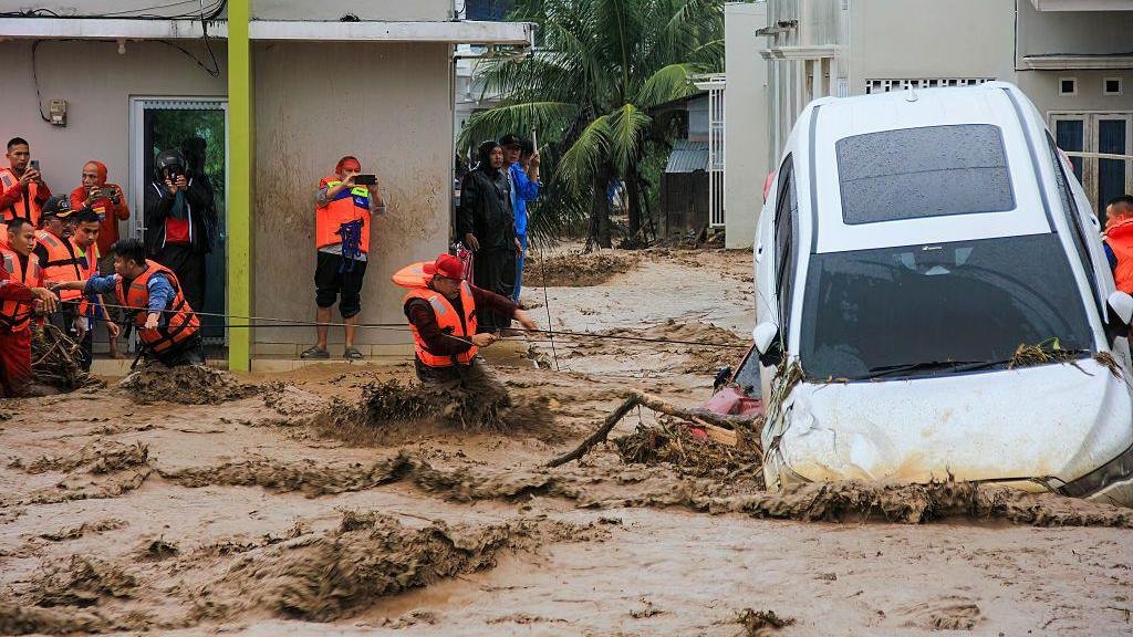 Cuaca ekstrem di Asia: Sembilan puluh orang tewas dalam banjir di Indonesia sementara topan mengungsikan ribuan orang di Sri Lanka