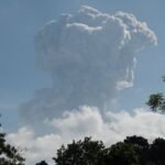 Gunung Merapi: Gunung berapi paling aktif di Indonesia memuntahkan abu dan gas bermil-mil ke udara