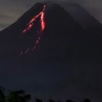 Gunung Merapi di Indonesia meletus dan memuntahkan awan panas