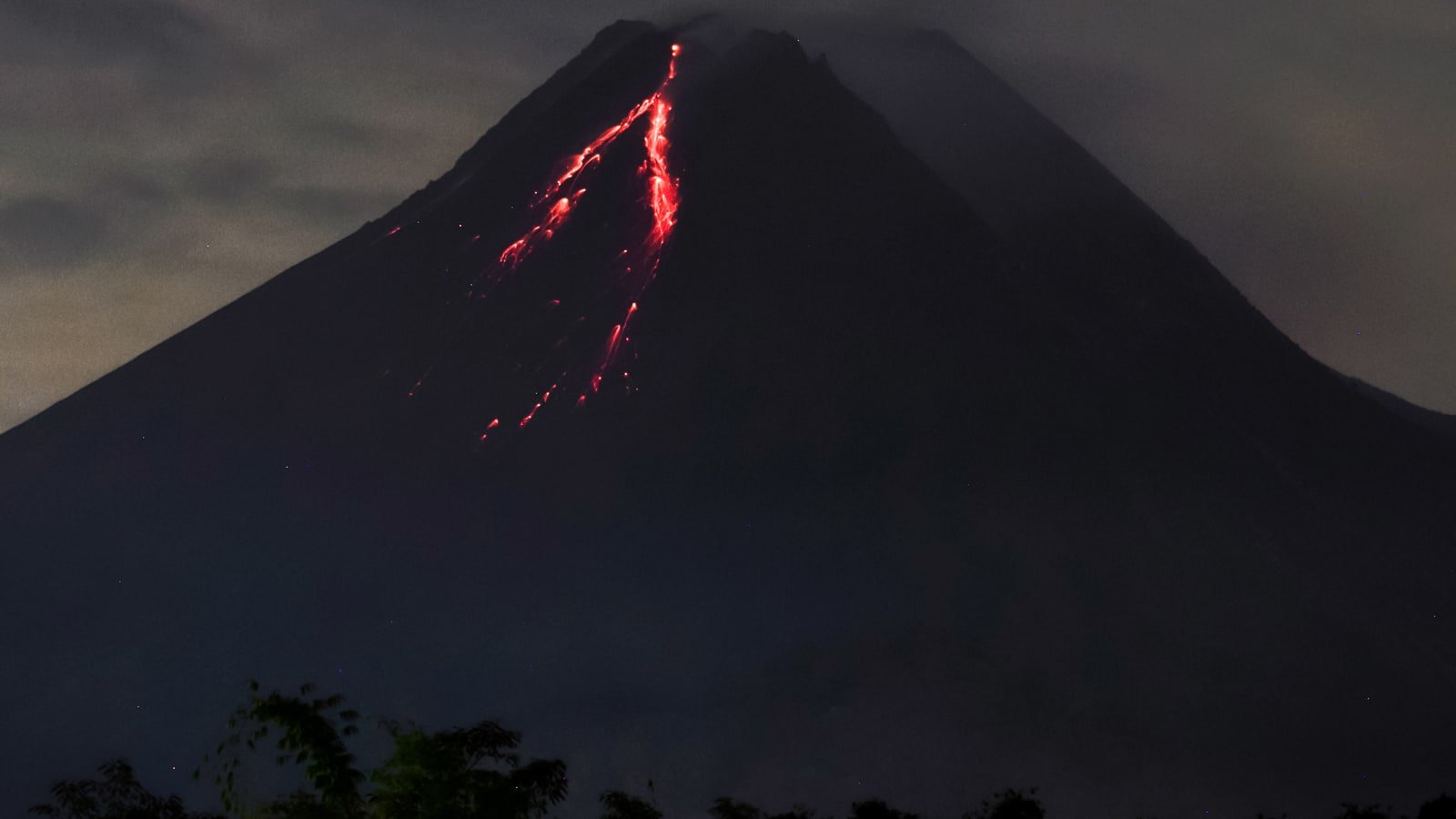 Gunung Merapi di Indonesia meletus dan memuntahkan awan panas