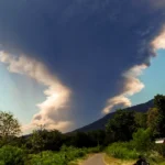 Gunung berapi Lewotobi Laki Laki di Indonesia meletus, mengirimkan abu panas setinggi 11 mil dan menyebabkan pembatalan penerbangan