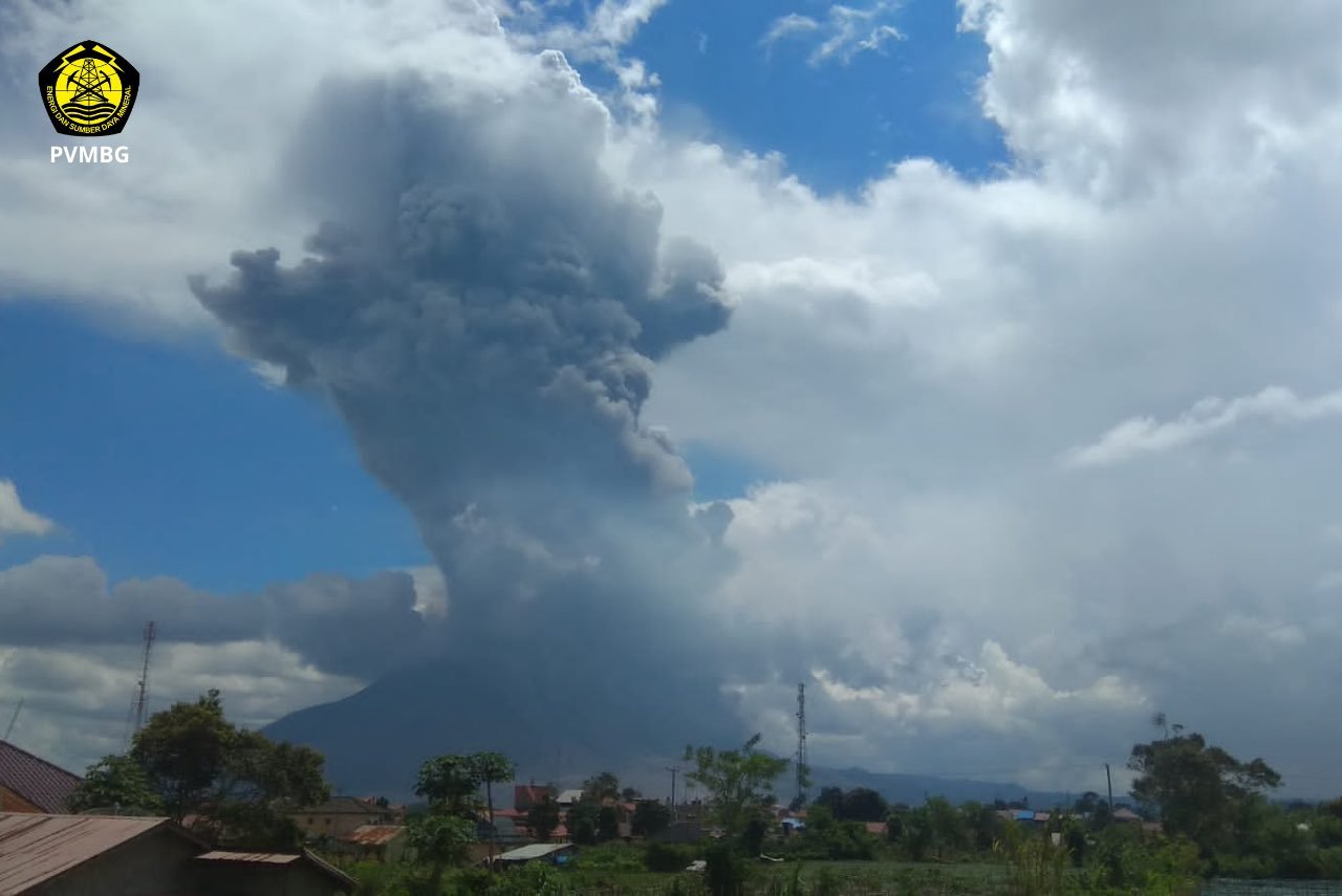 Gunung berapi Sinabung (Sumatera Utara, Indonesia): letusan kuat hari ini, abu hingga ketinggian 20.000 kaki dan longsoran panas di lereng selatan