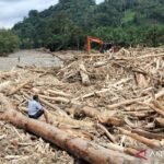 Indonesia menyelidiki kaitan pembalakan liar dalam puing-puing banjir di Sumatera