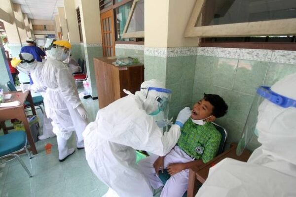 Kementerian Kesehatan Indonesia mengeluarkan peringatan atas lonjakan COVID-19 di Asia