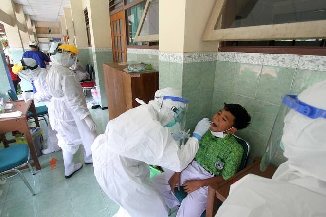 Kementerian Kesehatan Indonesia mengeluarkan peringatan atas lonjakan COVID-19 di Asia