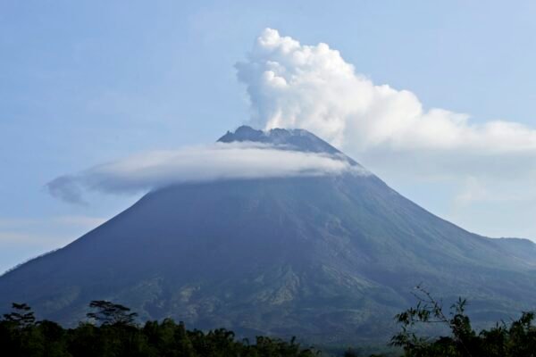 Ratusan orang dievakuasi saat Gunung Merapi memuntahkan awan panas