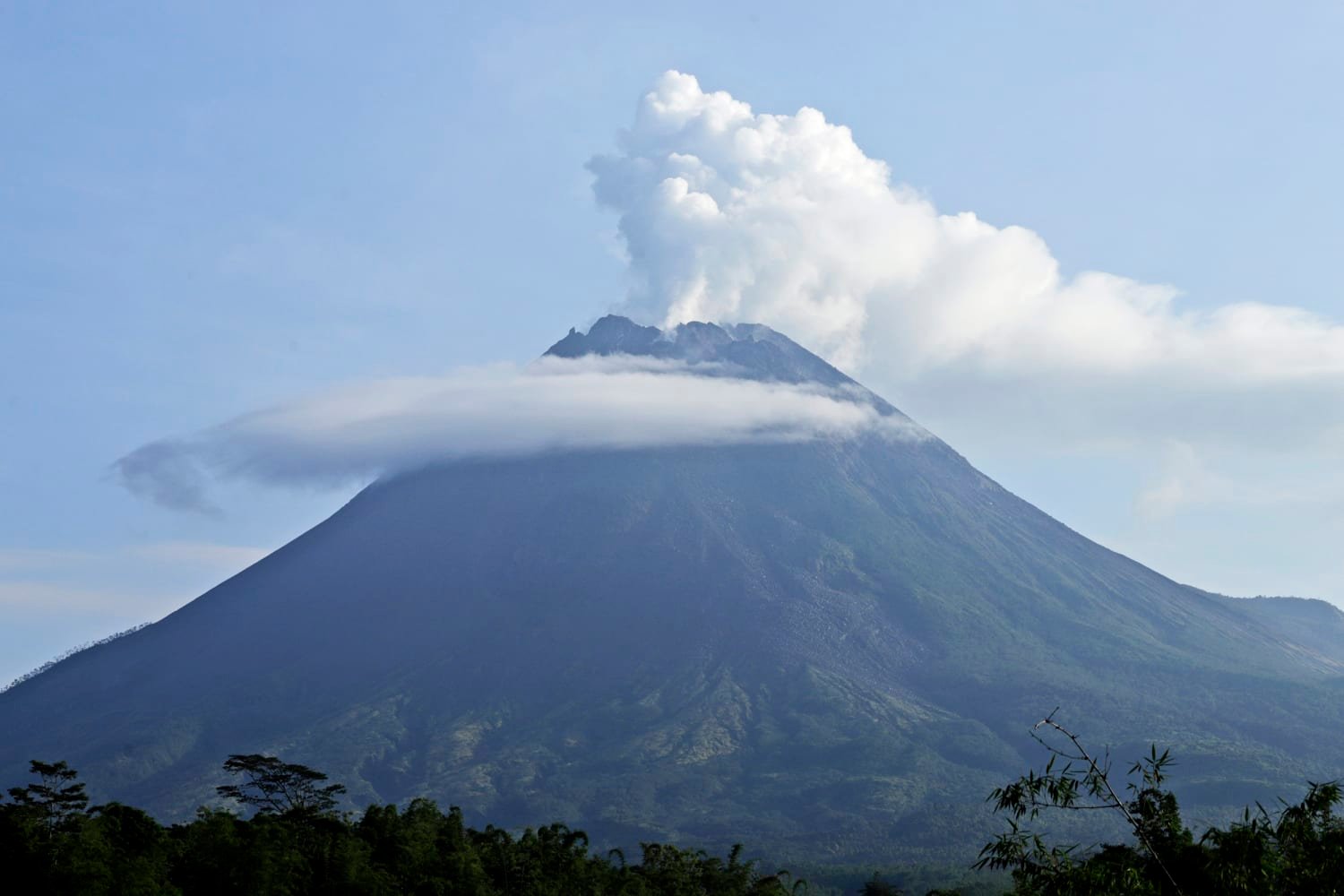 Ratusan orang dievakuasi saat Gunung Merapi memuntahkan awan panas
