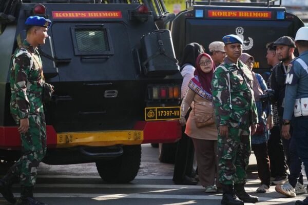 Sedikitnya 55 orang terluka setelah beberapa ledakan menghantam masjid di Indonesia