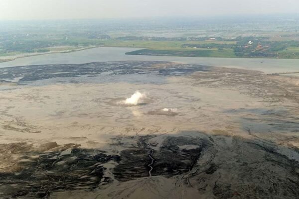 Semburan lumpur panas di sebuah desa di Sumatra Utara, Indonesia, menghidupkan kembali kekhawatiran akan terjadinya bencana Lapindo lainnya