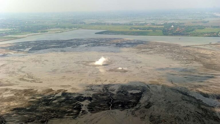 Semburan lumpur panas di sebuah desa di Sumatra Utara, Indonesia, menghidupkan kembali kekhawatiran akan terjadinya bencana Lapindo lainnya
