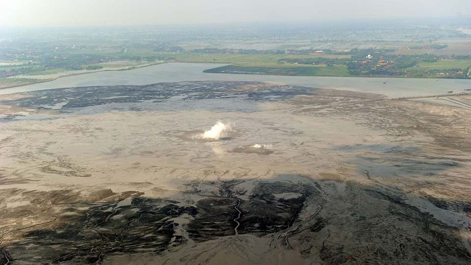 Semburan lumpur panas di sebuah desa di Sumatra Utara, Indonesia, menghidupkan kembali kekhawatiran akan terjadinya bencana Lapindo lainnya