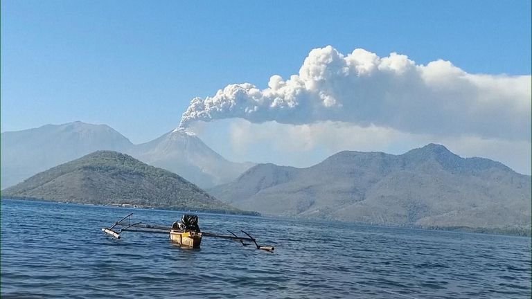 Gunung berapi Lewotobi Laki Laki di Indonesia terus memuntahkan abu panas lebih dari seminggu setelah meletus, menewaskan sedikitnya sembilan orang