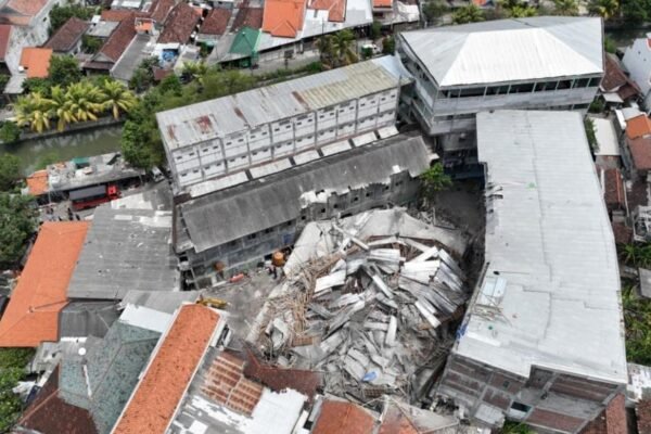 Indonesia Upaya penyelamatan puluhan orang yang masih terjebak saat sekolah asrama runtuh menewaskan tiga orang