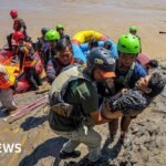 Indonesia mencari ratusan orang yang hilang akibat banjir mematikan