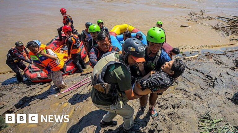 Indonesia mencari ratusan orang yang hilang akibat banjir mematikan