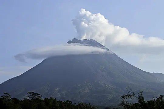 Ratusan orang dievakuasi saat gunung Merapi di Indonesia memuntahkan awan panas