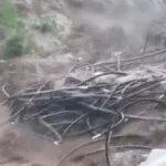 Banjir bandang menyebabkan kerusakan luas di kawasan wisata pemandian air panas Guci di Indonesia.