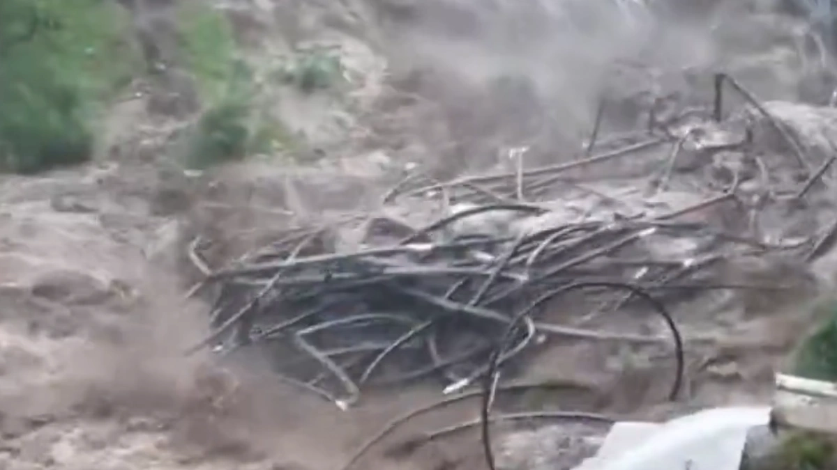 Banjir bandang menyebabkan kerusakan luas di kawasan wisata pemandian air panas Guci di Indonesia.