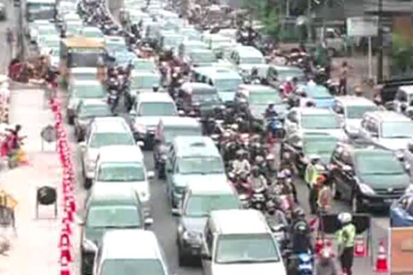 GM bersaing dengan Toyota di pasar Indonesia yang sedang berkembang pesat.