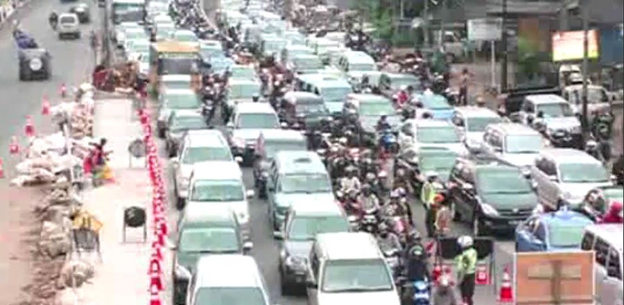 GM bersaing dengan Toyota di pasar Indonesia yang sedang berkembang pesat.