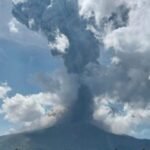 Gunung Lewotobi Laki Laki di Indonesia meletus kembali dengan semburan abu panas baru.