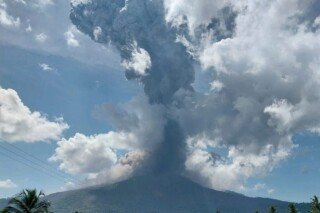 Gunung Lewotobi Laki Laki di Indonesia meletus kembali dengan semburan abu panas baru.