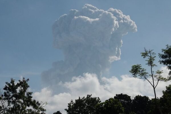 Gunung Merapi: Gunung berapi paling aktif di Indonesia memuntahkan abu dan gas hingga bermil-mil ke udara.