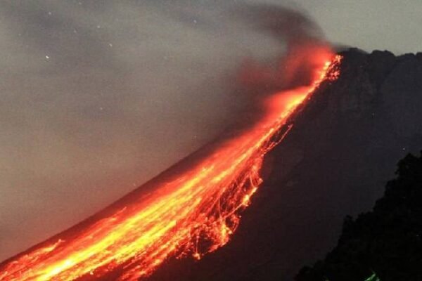 Gunung Merapi di Indonesia Memuntahkan Lava Panas, Peringatan Keselamatan Dikeluarkan