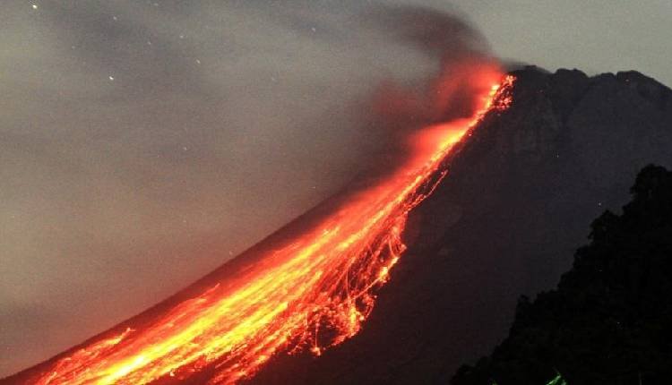 Gunung Merapi di Indonesia Memuntahkan Lava Panas, Peringatan Keselamatan Dikeluarkan
