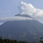 Gunung Merapi di Indonesia meletus, memuntahkan awan panas.