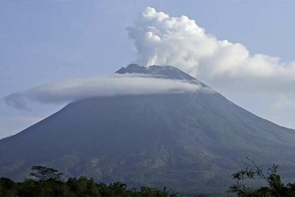 Gunung Merapi di Indonesia meletus, memuntahkan awan panas.