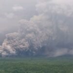 Gunung Semeru di Indonesia meletus, memicu evakuasi.