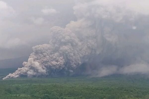 Gunung Semeru di Indonesia meletus, memicu evakuasi.