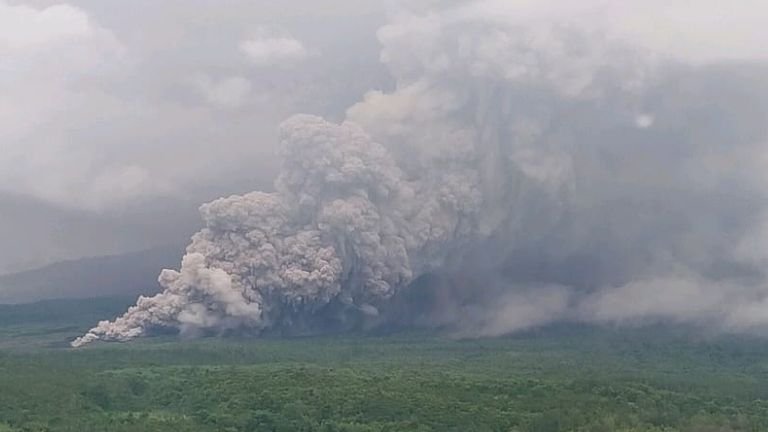 Gunung Semeru di Indonesia meletus, memicu evakuasi.