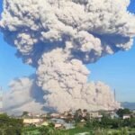 Gunung Sinabung di Indonesia memuntahkan abu panas hingga ketinggian 7 kilometer ke langit.