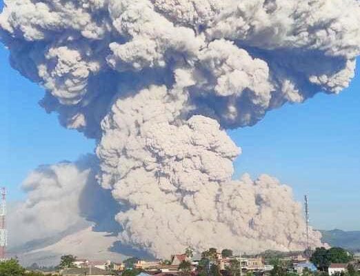 Gunung Sinabung di Indonesia memuntahkan abu panas hingga ketinggian 7 kilometer ke langit.