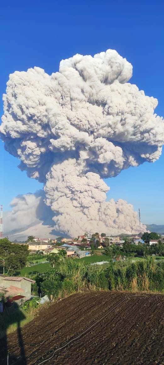 Gunung Sinabung di Indonesia memuntahkan abu panas hingga ketinggian 7 kilometer ke langit.