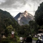 Gunung berapi di Indonesia meletus, memuntahkan abu panas sejauh tiga kilometer.