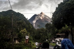 Gunung berapi di Indonesia meletus, memuntahkan abu panas sejauh tiga kilometer.