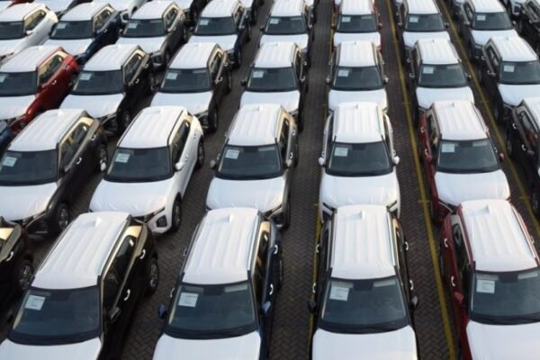 Industri otomotif Indonesia memperkirakan dampak minimal terhadap penjualan mobil akibat kenaikan pajak pertambahan nilai (PPN).