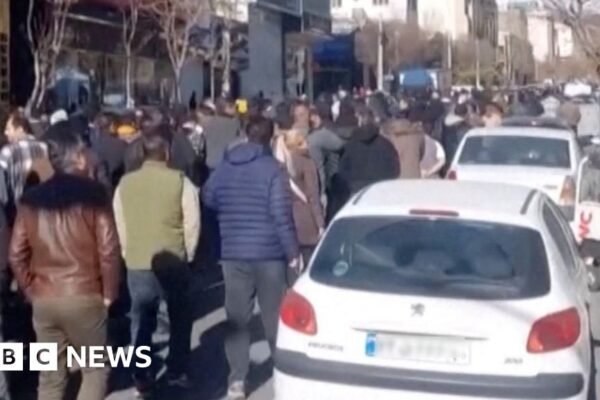 Iran: Trump memperingatkan bahwa AS akan campur tangan jika Iran membunuh para demonstran.