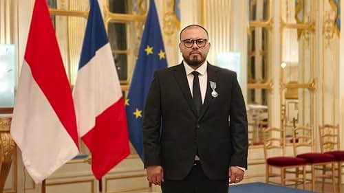 Joko Anwar dari Indonesia menerima penghargaan kebudayaan Prancis.