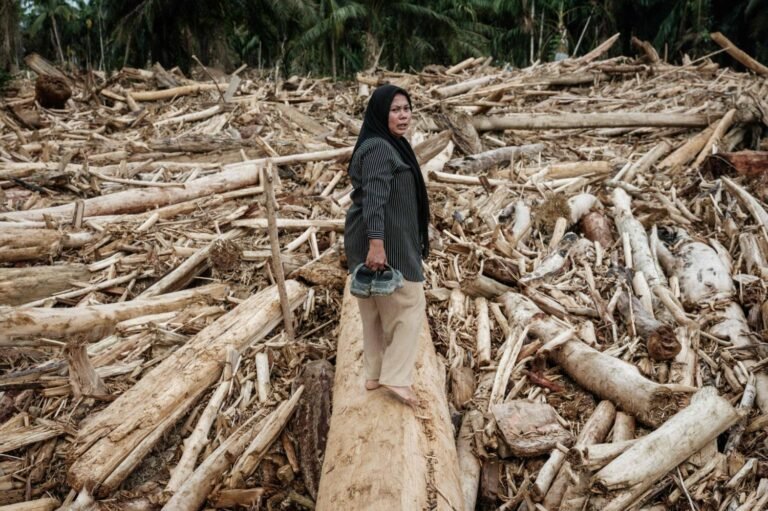 ‘Kota itu lenyap’: Para penyintas menceritakan kekacauan banjir saat topan langka di Indonesia
