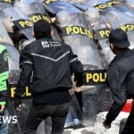 Politikus Indonesia akan mengalami pemotongan tunjangan sebagai upaya untuk meredam kerusuhan.