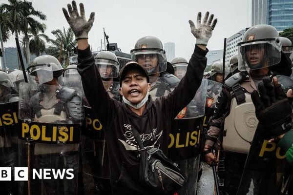 Anggota DPR Indonesia mendapat tunjangan tambahan beberapa minggu setelah protes keras terkait tunjangan.
