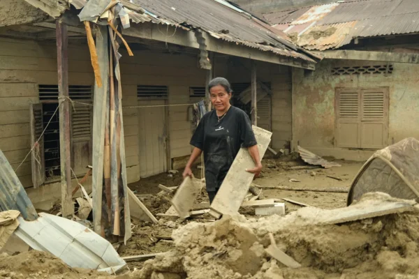 Banjir mematikan melanda Indonesia, menyebabkan banyak keluarga terpaksa mengungsi dan kehilangan tempat tinggal.