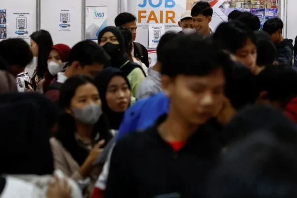 Indonesia memiliki 44 juta pemuda. Negara ini kesulitan untuk memberikan pekerjaan kepada mereka.